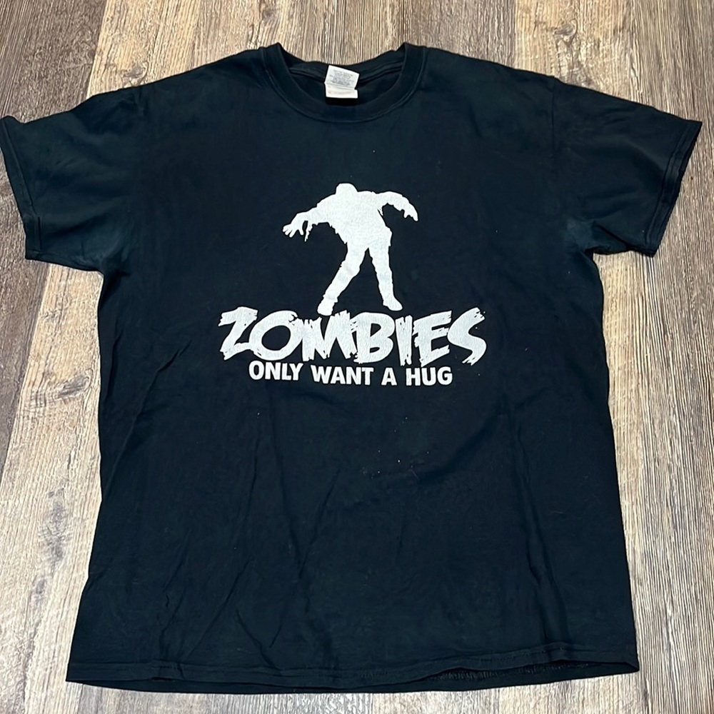“zombies only want a hug” t-shirt, size medium